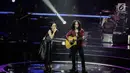 Vokalis grup band Slank, Kaka berduet dengan penyanyi dangdut, Cita Citata dalam konser Slank In Love di Jakarta, Selasa (27/2). Keduanya menyanyikan lagu "Balikin" yang merupakan single paling hits di album "Tujuh". (Liputan6.com/Faizal Fanani)
