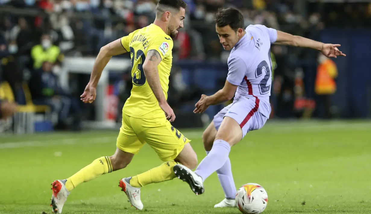 Gelandang Villarreal Moi Gomez berebut bola dengan bek Barcelona Eric Garcia pada lanjutan La Liga di Estadio de la Ceramica, Minggu (28/11/2021) dini hari WIB. Barcelona menang dengan menghajar tuan rumah Villlarreal 3-1. (AP Photo/Alberto Saiz)