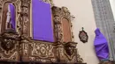 Pemandangan patung perempuan ditutupi dengan kain ungu di Gereja De los Santos Cosme y Damian di Mexico City, pada Rabu (4/3/2020). Penutupan patung tersebut sebagai bentuk protes terhadap kekerasan gender. (Photo by Pedro PARDO / AFP)