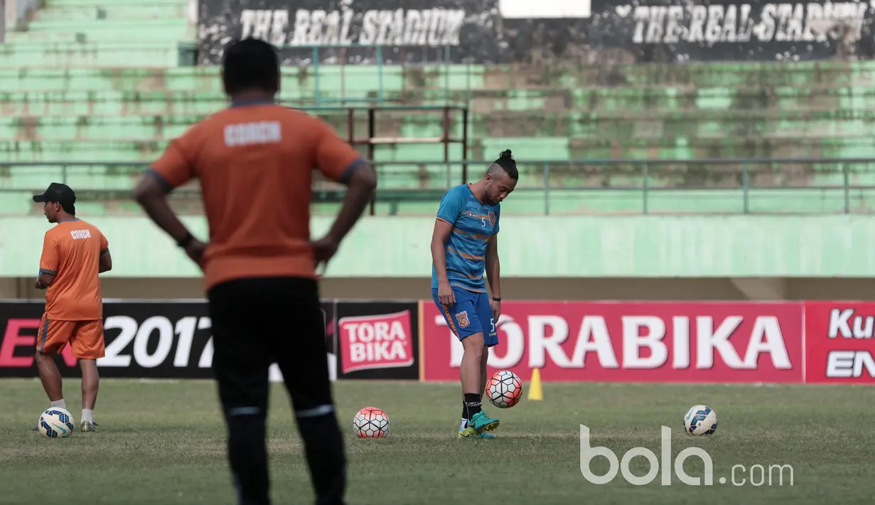 Pemain Borneo FC, Kunihiro Yamashita (kanan) melakukan jugling sebelum melakukan sesi latihan tim Pesut Etam pada laga delapan besar Piala Presiden 2017 di Stadion Manahan, Solo, Jumat (24/2/2017). (Bola.com/Nicklas Hanoatubun)