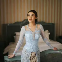 Terbaru, Aaliyah Massaid memilih kebaya v-neck baby blue dengan detail bordir Rumah Sunda. Kebaya rancangan Asky Febriyanti itu dipadukan dengan kain Batik Parang Kusumo. [@aaliyah.massaid]