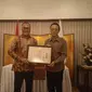 Duta Besar Jepang untuk Indonesia Kamasugi Kenji menyerahkan “Penghargaan Menteri Luar Negeri Jepang Reiwa 4” kepada seorang peneliti hukum internasional Hikmahanto Juwana, pada Selasa (20/12/2022) di kediamannya di Kebayoran Baru, Jakarta Selatan. (Safinatun Nikmah/Liputan6.com)