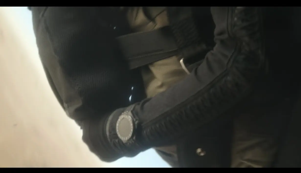 Jam tangan yang dikenakan Gal Gadot ini adalah Hublot Big Bang E berwarna hitam. [Foto: Document/Hublot]