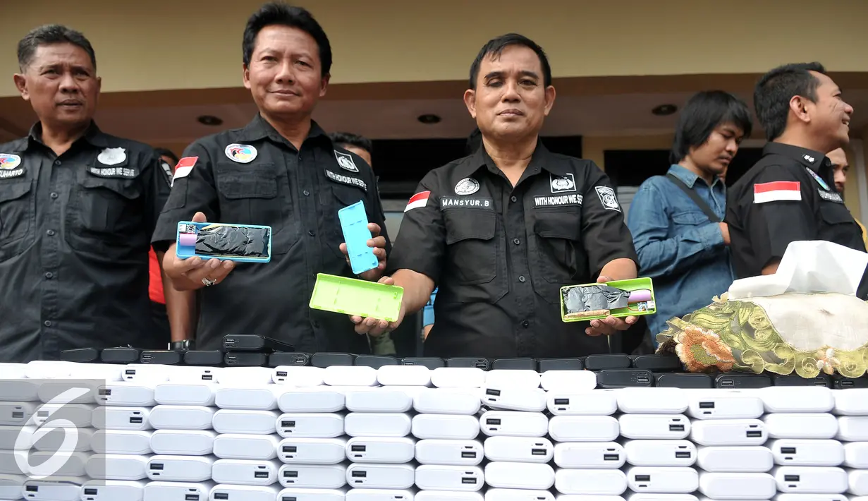 Sat Resnarkoba Polres Jakarta Barat merilis barang bukti empat kotak kardus besar berisikan 551 buah power bank yang di dalamnya berisikan shabu 22.040 gram jaringan Internasional, Jakarta Barat, Jumat (24/6). (Liputan6.com/Johan Tallo)