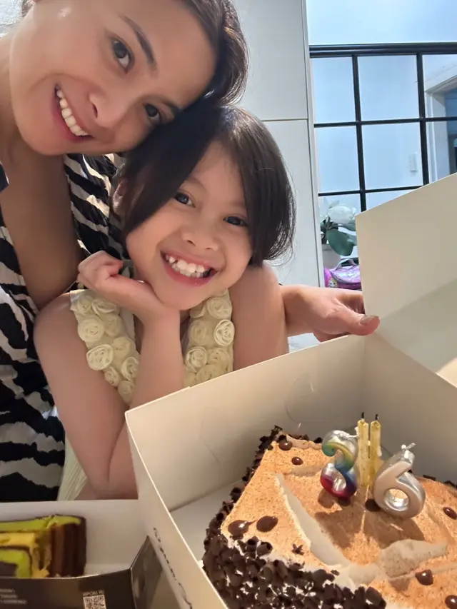 Acha Septriasa saat rayakan ulang tahun bersama putrinya dengan sederhana. [@septriasaacha]