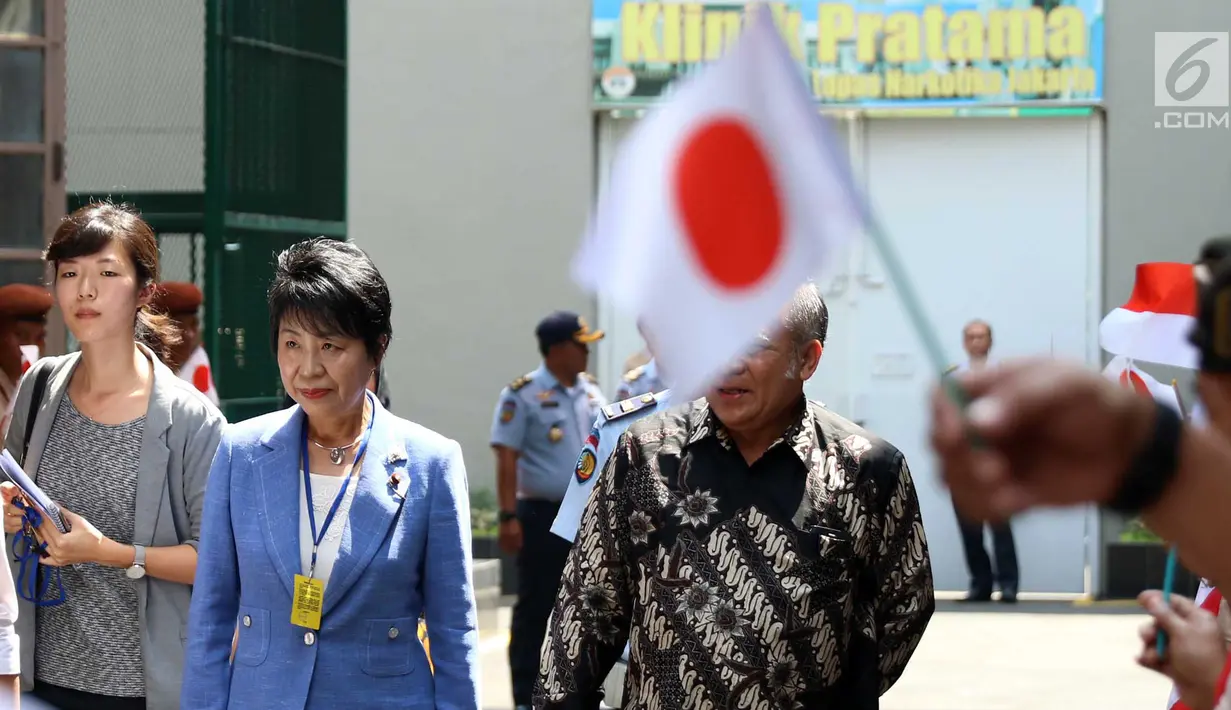 Menteri Kehakiman Jepang Yoko Kamikawa (tengah) saat tiba di Lapas Kelas IIA Narkotika Jakarta di Cipinang, Jakarta, Sabtu (9/9). Kedatangan Menteri Yoko disambut para tahanan yang memakai seragam pramuka lengkap. (Liputan6.com/Angga Yuniar)