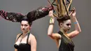 Model berpose saat mengikuti kompetisi penata rambut di International "Crystal Angel" Festival of Hairdressing ke-15 di Kiev (22/4). (AFP/Sergei Supinsky)