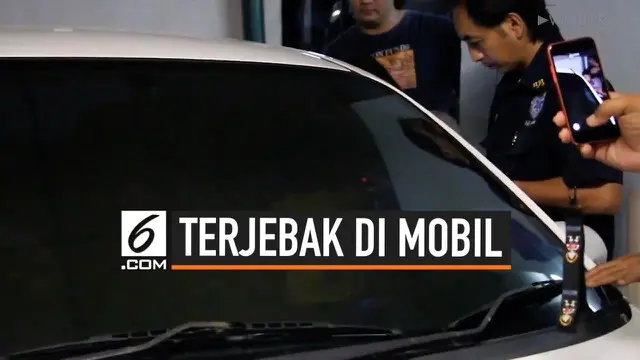 Seorang ibu tak sengaja menutup pintu mobil sedangkan kunci masih tertinggal di dalamnya. Nahas, bayinya yang berusia 1 tahun pun terjebak di mobil.