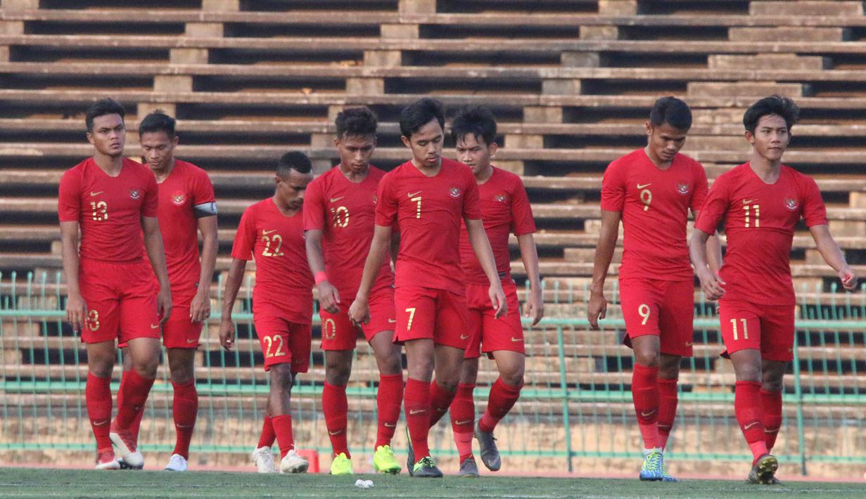 Para pemain Timnas Indonesia U-22 tampak kecewa usai ditahan imbang Malaysia U-22 pada laga Piala AFF U-22 2019 di Stadion National Olympic, Phnom Penh, Selasa (20/2). Kedua negara bermain imbang 2-2. (Bola.com/Zulfirdaus Harahap)