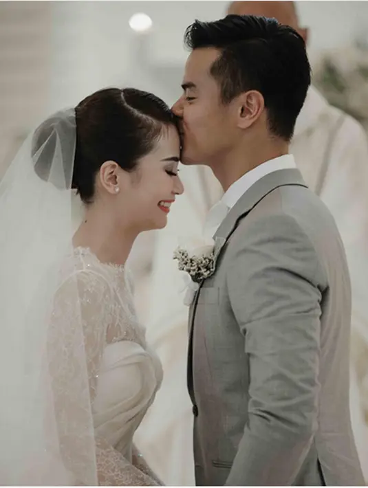 "Apa yang telah dipersatukan Tuhan, tidak dapat diceraikan oleh manusia," ujar Pastor seraya mengizinkan Dion mencium istrinya, Fiona. (Instagram/dionfiona)