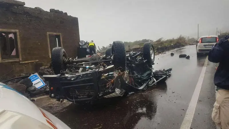 Badan mobil yang disapu tornado tergeletak di jalan di pulau selatan Italia Pantelleria, Sisilia, Jumat, 10 September 2021 (AP Photo)