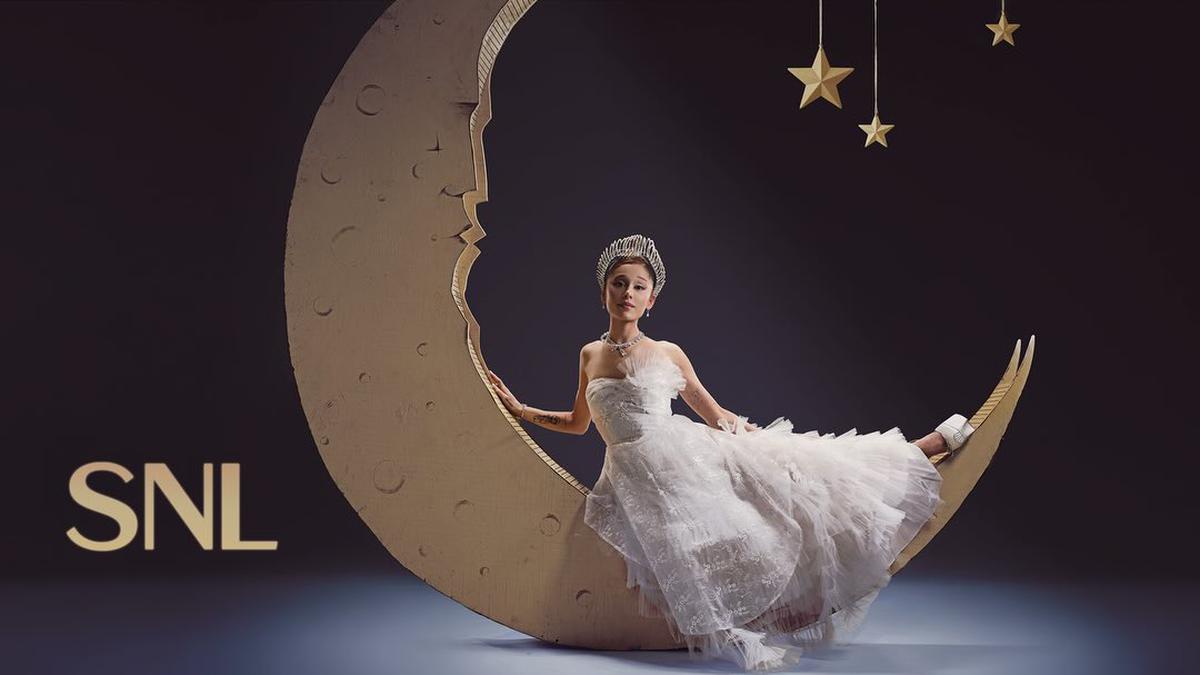 Mahkota Rancangan Rinaldy A. Yunardi Lengkapi Tampilan Magical Ariana Grande di Saturday Night Live