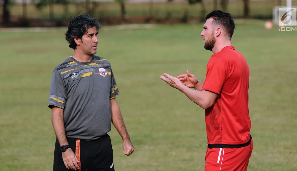 Pemain asing Persija asal Kroasia, Marko Simic (kanan) berbincang dengan pelatih Stefano Cugurra saat latihan di Lapangan Sutasoma, Halim Perdanakusuma, Jakarta, Jumat (29/12). Musim lalu, Simic mengoleksi sembilan gol. (Liputan6.com/Helmi Fithriansyah)