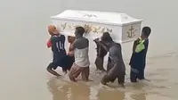 Warga NTT Gotong Peti Jenazah Seberangi Sungai dan Meniti Tebing Curam