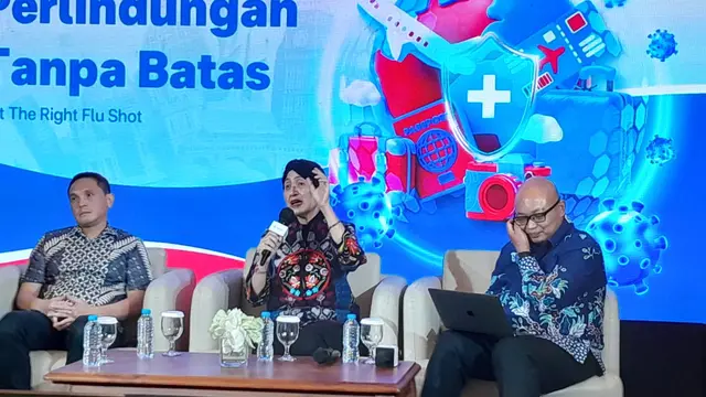 Dokter spesialis penyakit dalam konsultan alergi imunologi klinis, Profesor Dr dr Iris Rengganis SpPD-KAI (tengah) bicara tentang vaksin influenza.
