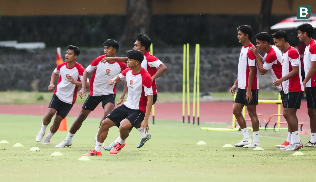 Pemain Timnas Indonesia melakukan latihan resmi jelang laga terakhir Grup B Piala AFF 2024 melawan Filipina di Stadion Sriwedari, Solo, Jawa Tengah, Jumat (20/12/2024). (Bola.com/Abdul Aziz)