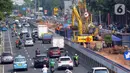Kondisi lalu lintas saat pengerjaan proyek pembangungan LRT Jakarta Fase 1B Velodrome-Manggarai di Jalan Pemuda, Jakarta, Rabu (13/12/2023). (merdeka.com/Imam Buhori)