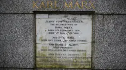 Kerusakan permukaan marmer yang menandakan persemayaman Bapak Komunis, Karl Marx  di Pemakaman Highgate, London, Selasa (5/2). Nama Karl Marx beserta anggota keluarganya yang terukir di sana dirusak dengan benda keras. (Tolga AKMEN/AFP)
