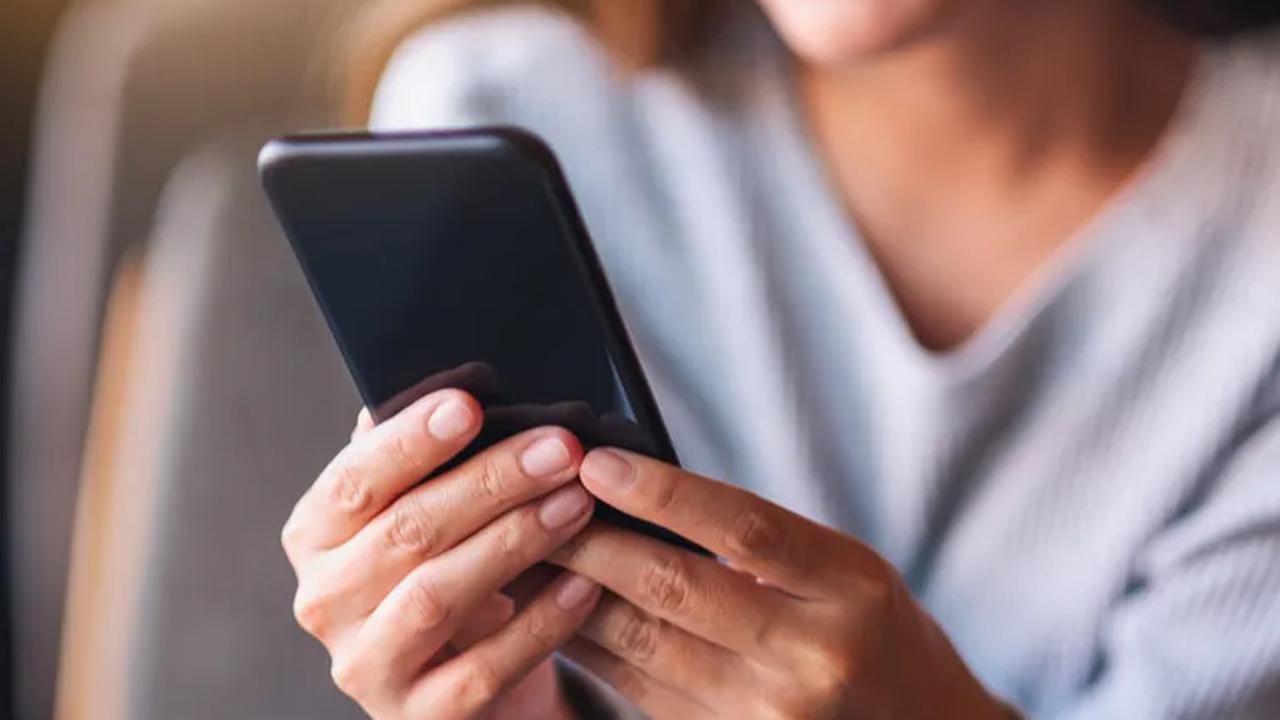 Menggunakan handphone dan media sosial bukan hal baru lagi saat ini. Bahkan, media sosial sudah menjadi tontonan rutin, tak hanya orang dewasa tapi juga anak-anak.