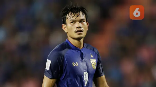 Striker Thailand, Adisak Kraisorn, saat melawan Timnas Indonesia pada laga Piala AFF 2018 di Stadion Rajamangala, Bangkok, Sabtu (17/11). Thailand menang 4-2 dari Indonesia. (Bola.com/M. Iqbal Ichsan)