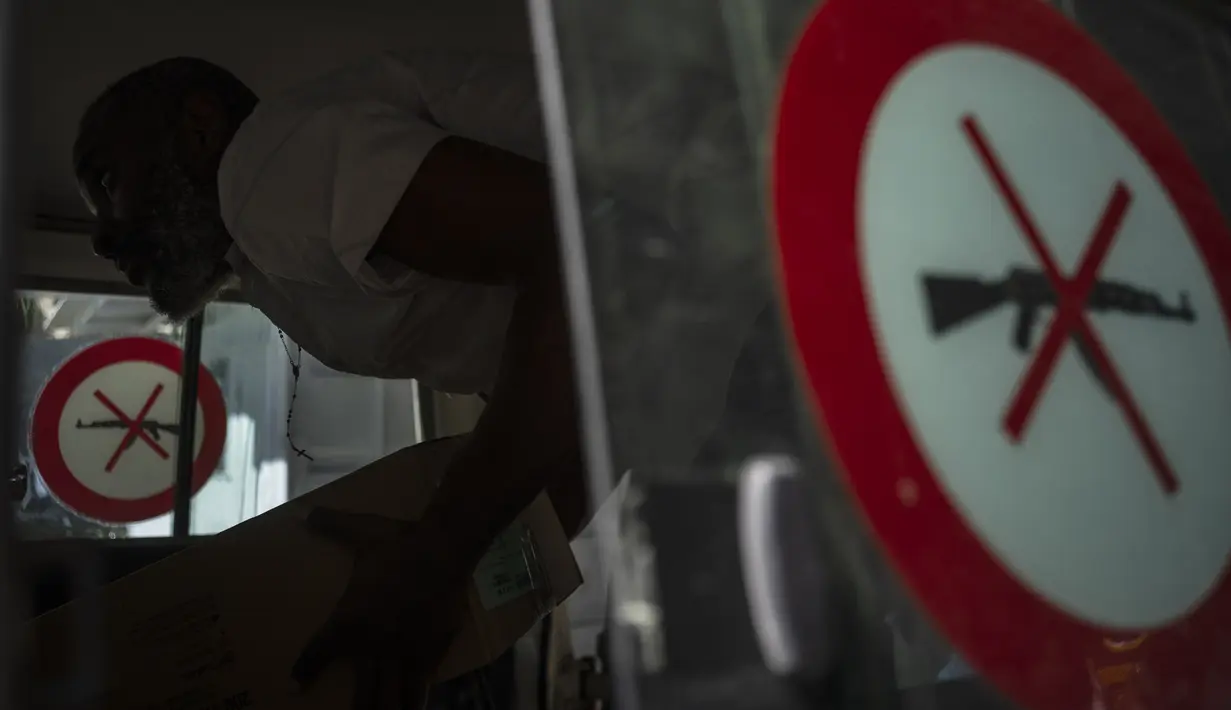 Seorang pekerja membawa persediaan medis untuk dibawa ke klinik lain yang membutuhkan, dari rumah sakit yang dikelola oleh Doctors Without Borders di Port-au-Prince, Haiti, Kamis, 27 Oktober 2022. Untuk pertama kalinya dalam tiga tahun, orang-orang di Haiti telah sekarat karena kolera, meningkatkan kekhawatiran tentang skenario yang berpotensi menyebar cepat dan menghidupkan kembali ingatan tentang epidemi yang menewaskan hampir 10.000 orang satu dekade lalu. (AP/Ramon Espinosa)
