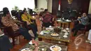 Ikatan Cendekiawan Muslim Indonesia (ICMI) mengunjungi  Ketua MPR RI Zulkifli Hasan untuk menyampaikan hasil Silaturrahmi Kerja Nasional (Silaknas) tahun 2014 di Gorontalo, Jakarta, Selasa (3/2/2015). (Liputan6.com/Andrian M Tunay) 