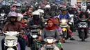 Pemudik sepeda motor memadati Jalur Pantai Utara (Pantura) Indramayu - Cirebon, Jawa Barat, Jumat (23/6). Memasuki H-2 lebaran, arus kendaraan pemudik terutama yang menggunakan motor membanjiri Jalur Pantura Indramayu - Cirebon. (Liputan6.com/Johan Tallo)