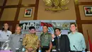 Panglima TNI Gatot Nurmantyo (ketiga kanan) dan Presiden Partai Keadilan Sejahtera (PKS) Sohibul Imam, berpose bersama usai Seminar Kebangsaan 70 Tahun Kemerdekaan Indonesia, Jakarta, Rabu (26/08/2015). (Liputan6.com/Andrian M Tunay)