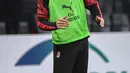 Striker AC Milan, Zlatan Ibrahimovic melihat rekan-rekannya bertanding saat melawan Sampdoria pada pertandingan lanjutan Liga Serie A Italia di stadion San Siro (6/1/2020). Ibahimovic menjalani debutnya kembali bersama AC Milan setelah dikontrak enam bulan. (AFP/Miguel Medina)
