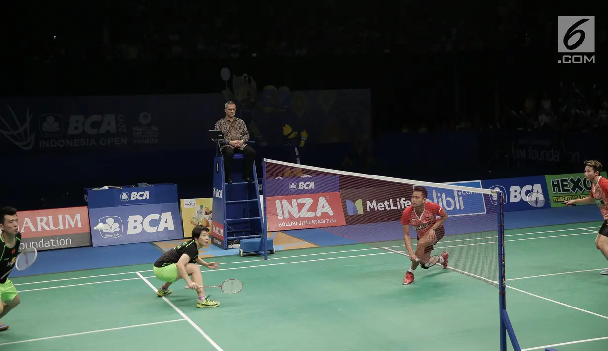 Ganda Campuran Indonesia, Tontowi Ahmad/Liliyana Natsir saat berlaga melawan Zheng Siwei/Chen Qingchen asal China dalam final BCA Indonesia Open 2017 di Jakarta, Minggu (18/6). Tontowi/Liliyana menang 22-20 21-15. (Liputan6.com/Faizal Fanani)