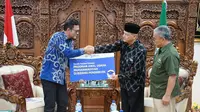 Danone menyerahkan donasi kepada PP Muhammadiyah. (Istimewa)