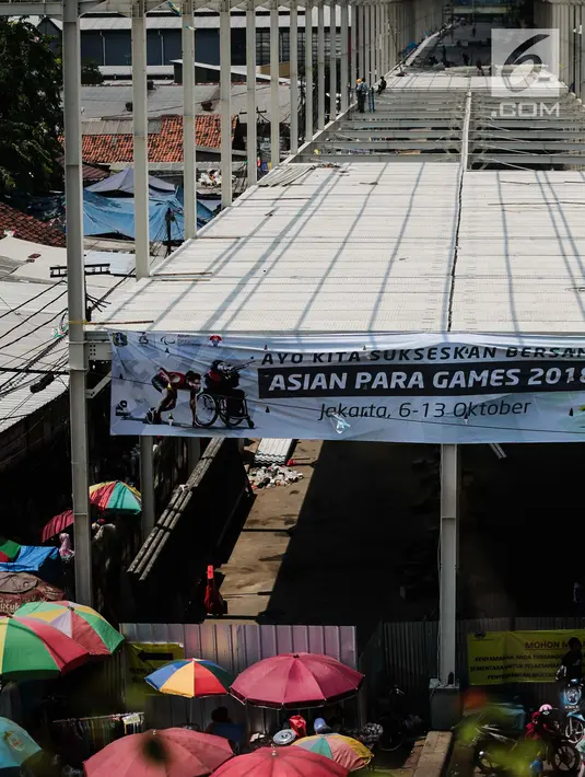 Pekerja menyelesaikan proyek pembangunan jembatan multiguna (skybridge) Tanah Abang di Jakarta, Selasa (9/10). Jembatan yang ditaget selesai pada 15 Oktober ini dibangun dengan panjang 386,4 meter dengan lebar 12 meter. (Liputan6.com/Faizal Fanani)
