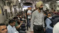 Warga negara India duduk di atas pesawat militer India untuk dievakuasi setelah pengambilalihan Afghanistan oleh pejuang Taliban di bandara di Kabul (17/8/2021).  India mengevakuasi lebih dari 170 warganya dari Kabul pada Selasa, termasuk Duta Besar India untuk Afghanistan. (AFP Photo)
