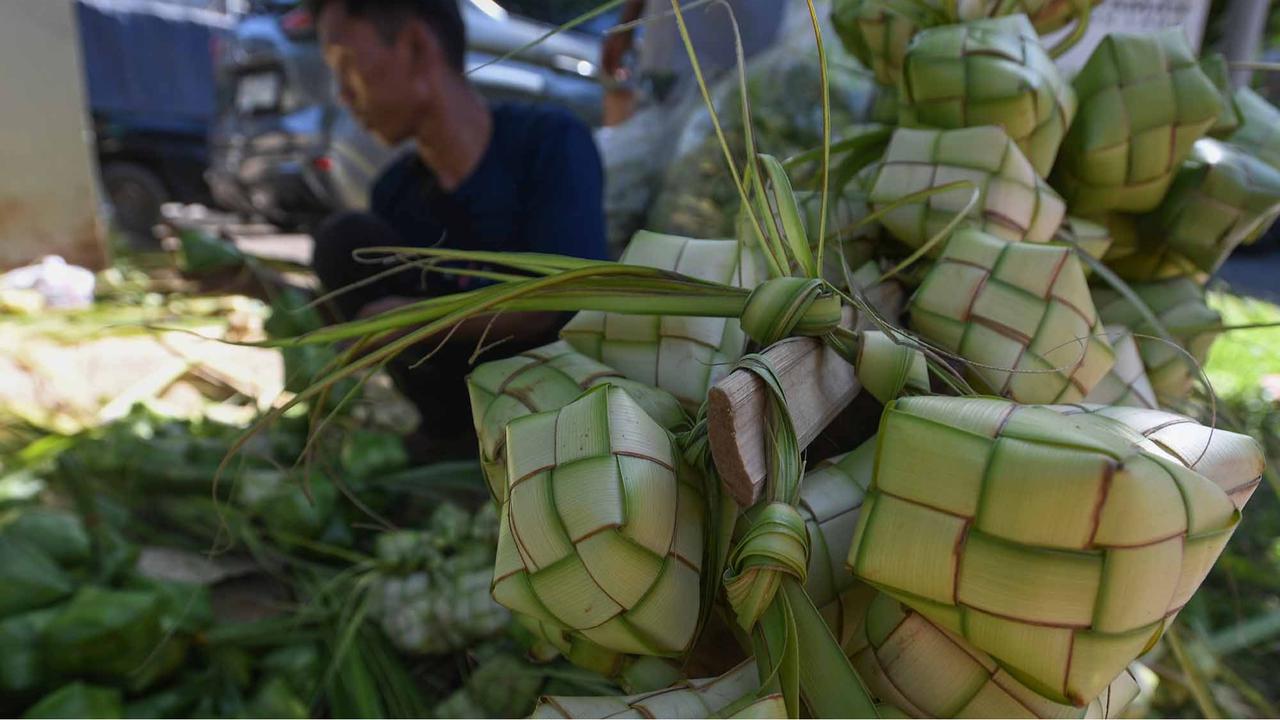 FOTO: Keluh Kesah Pedagang Musiman  Kulit Ketupat: Tahun ini Penjualan Menurun hingga 50