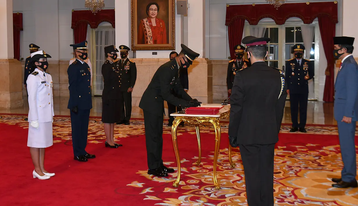Presiden Joko Widodo (kanan) menyaksikan penandatanganan berita acara pelantikan perwira remaja peraih Adhi Makayasa dalam Prasetya Perwira (PRASPA) TNI dan POLRI Tahun 2020 di Istana Negara, Jakarta, Selasa (14/7/2020). Upacara diwakili para peraih Adhi Makayasa. (ANTARA FOTO/Sigid Kurniawan/POOL)