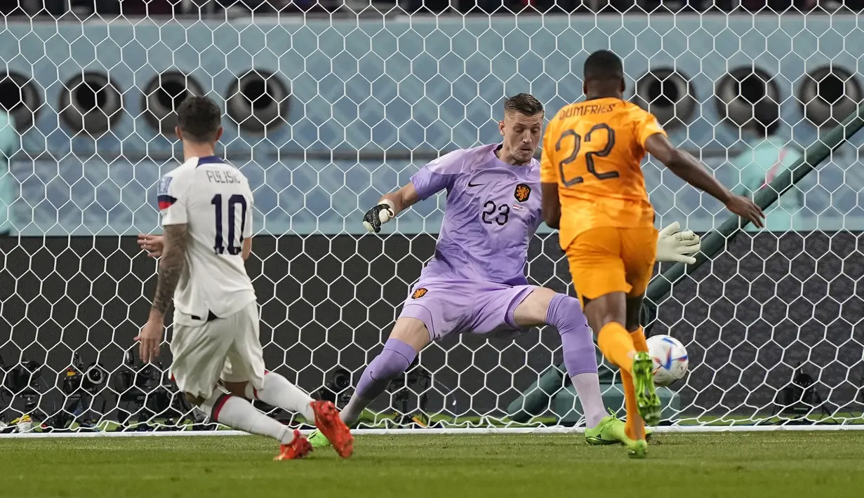 Saat laga baru berjalan lima menit, Amerika Serikat mendapatkan peluang emas melalui Christian Pulisic. Tinggal berhadapan dengan kiper Andries Noppert, tendangannya masih mampu dimentahkan refleks kaki sang penjaga gawang. (AP/Martin Meissner)