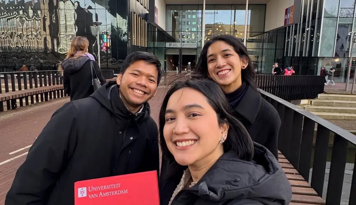 Rachel Amanda memancarkan raut wajah bahagia dengan senyum sumringah sembari memegang ijazah [@auroramanda95]