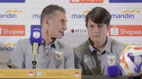 Pelatih Timnas Indonesia U-23, Gerald Vanenburg, didampingi staf pelatih, Matias Ibo, dalam sesi konferensi pers Piala AFF U-23 2025 di Jakarta, Senin (14-7-2025). (Bola.com/Abdul Aziz)