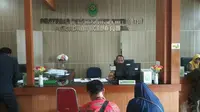 Suasana di pelayanan terpadu satu pintu Pengadilan Agama Sumber Kabupaten Cirebon. Foto (Liputan6.com / Panji Prayitno)