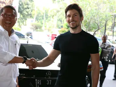 Menteri Komunikasi dan Informatika, Rudiantara berjabat tangan dengan pendiri sekaligus CEO Telegram, Pavel Durov setibanya di kantor Kemenkominfo, Jakarta, Selasa (1/8). Keduanya menggelar pertemuan yang berlangsung tertutup. (Liputan6.com/Angga Yuniar)