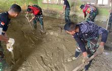 Pakai Serokan dan Gerobak, Momen TNI Berjibaku Bersihkan Lumpur Tebal di Sekolah-Sekolah Aceh Tamiang