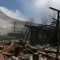 Sejumlah Rumah milik warga hancur terkena guguran abu vulkanik Gunung Sinabung di Desa Sibintun, Sumatera Utara, Minggu (5/7/2015). Letusan yang terjadi dari 2013 sampai saat ini mengakibatkan puluhan ribu jiwa mengungsi. (Liputan6.com/Johan Tallo)