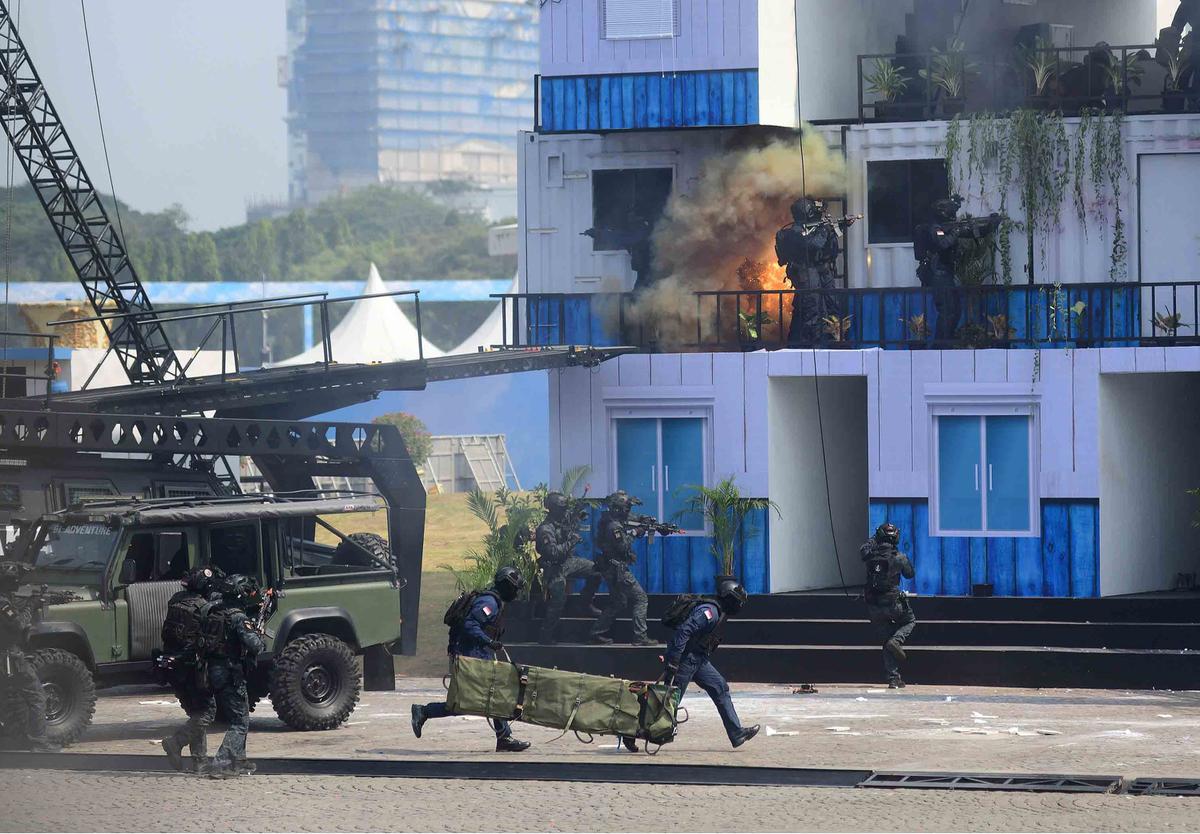 FOTO: Aksi Spektakuler Prajurit TNI di Monas: Tarung di Atas Tank dan Penyelamatan Sandera Warnai HUT ke-80 TNI
