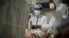 Dokter merawat pasien Covid-19 di ICU Rumah Sakit Lozenets di Sofia, Selasa (9/11/2021). Pemerintah Bulgaria mencatat rekor kematian harian Covid-19 pada Selasa saat negara dengan jumlah penerima vaksin paling sedikit di Uni Eropa itu menghadapi gelombang keempat pandemi. (Nikolay DOYCHINOV/AFP)