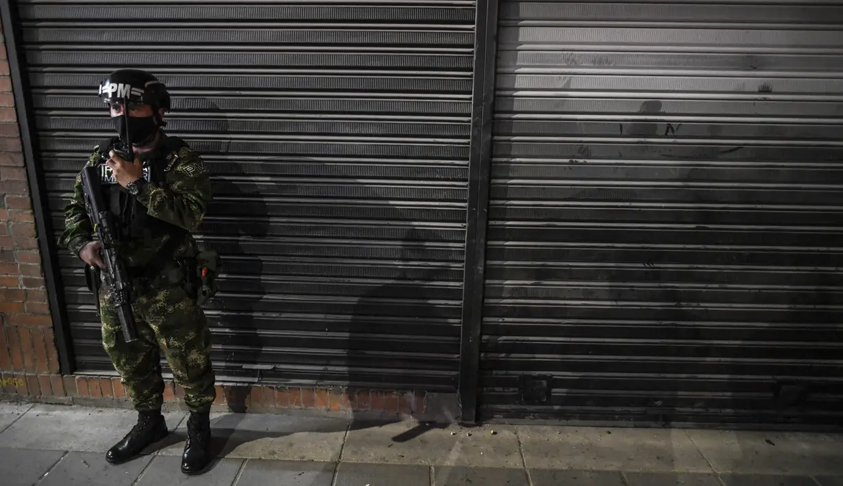 Seorang tentara polisi militer Kolombia berpatroli di jalan-jalan di Bogota (15/9/2021). Ratusan tentara telah berpatroli di jalan-jalan Bogotá sejak Rabu dalam upaya "sementara" oleh pihak berwenang untuk mengendalikan gelombang perampokan dengan kekerasan. (AFP/Juan Barreto)