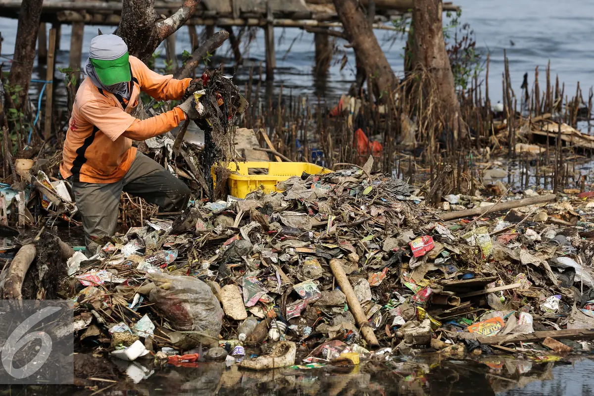 20151029-Petugas-Kebersihan-Pesisir-Teluk-Jakarta