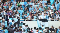 Emanuel Balbo didorong dari tribun oleh penonton lain saat menyaksikan pertandingan antara tim Belgrano dengan Talleres di Stadion Belgrano, Argentina, 15 April 2017. Balbo tewas setelah sempat dirawat selama dua hari di rumah sakit (NICOLAS AGUILERA/AFP)