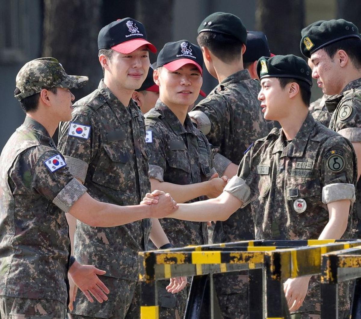 Momen Penuh Sukaria Jin BTS Lulus Wamil, Papan Selamat dari ARMY hingga RM Main Saksofon