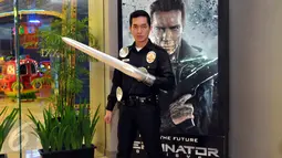 Salah satu peserta Cinemaholic bergaya ala terminator jelang menyaksikan film Terminator Genisys di Gandaria City XXI, Jakarta, Rabu (24/6/2015). Terminator Genisys' menceritakan tentang kehidupan di tahun 2029.(Liputan6.com/Panji Diksana)