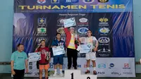 Pembina sekaligus pemrakarsa awal diadakannya turnamen tenis antar alumni PERTI, Sunardji, dengan bangga dan haru, menerima piala sekaligus hadiah peringkat 1, turnamen tenis antar alumni PERTI yg ke 14, tahun 2014. (Foto: Dok.)